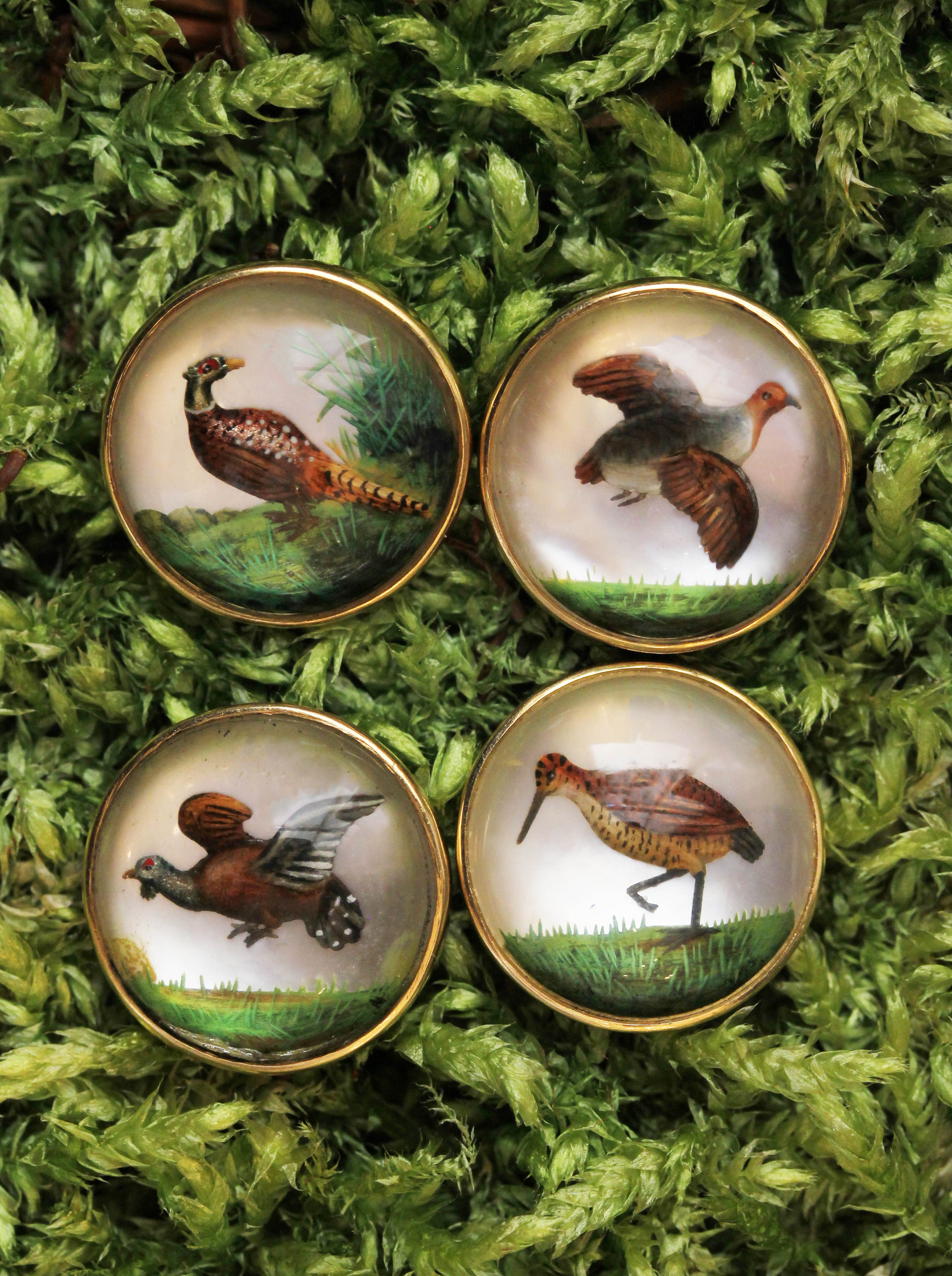 Golden bird hunting cufflinks in intaglio technique