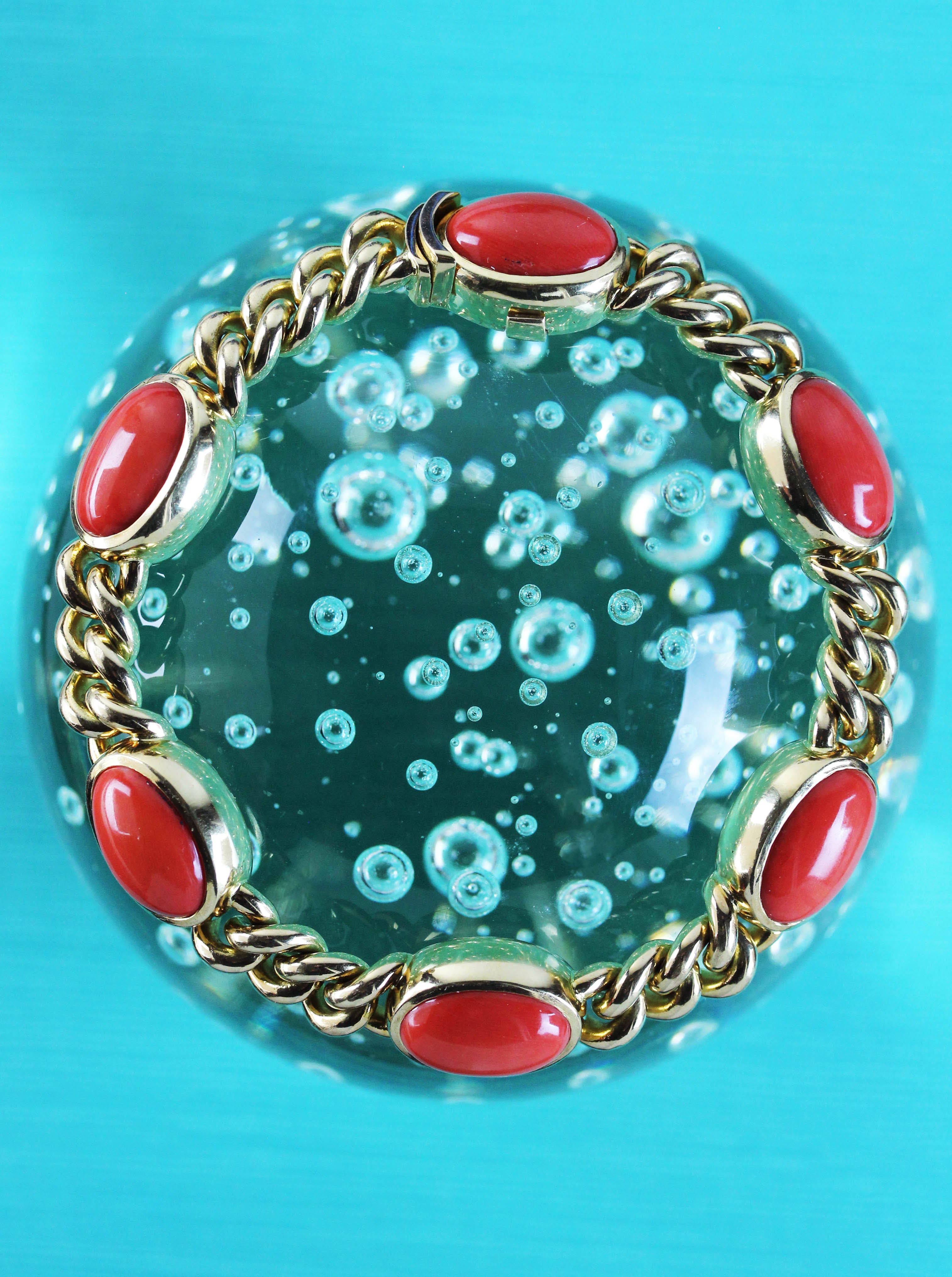 Fine round tank bracelet in gold with six corals