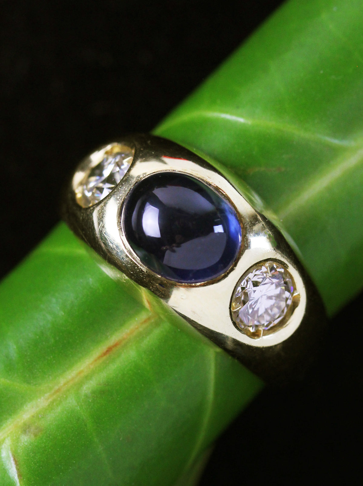 Classic band ring in gold with big diamonds