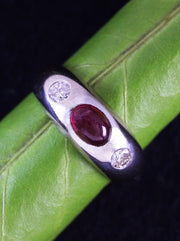 Vintage band ring in white gold with diamonds & a ruby