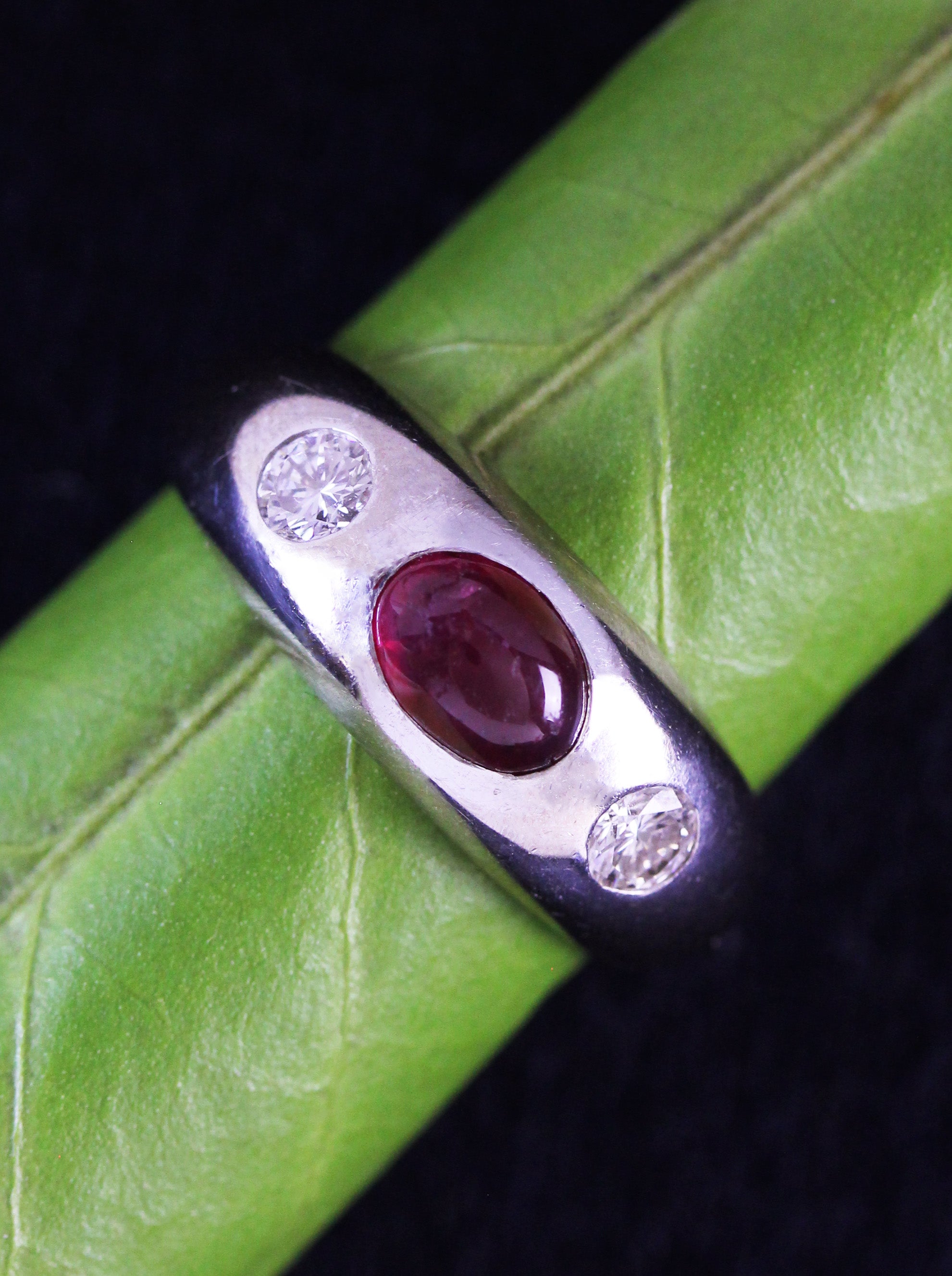 Vintage band ring in white gold with diamonds & a ruby